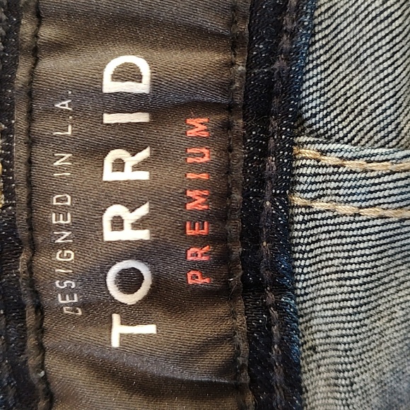 Torrid Cropped Dark Wash Blue Jeans Size 24T - Picture 7 of 10